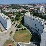 White By Belmont Realty Apartamento
