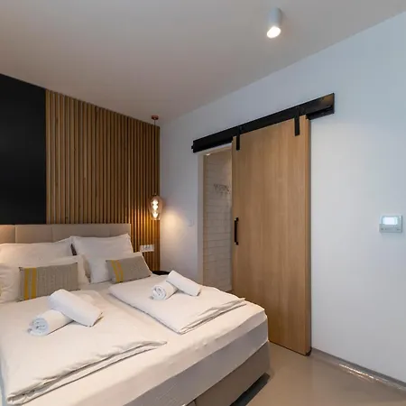 White By Belmont Realty * 자다르