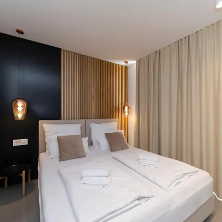 White By Belmont Realty Apartment *