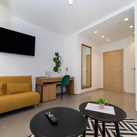 White By Belmont Realty شقة