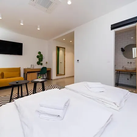 White By Belmont Realty * 자다르