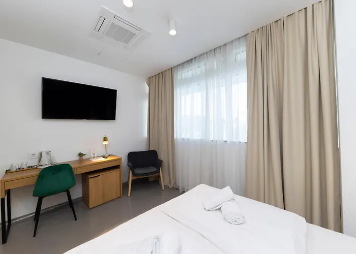 White By Belmont Realty Appartement