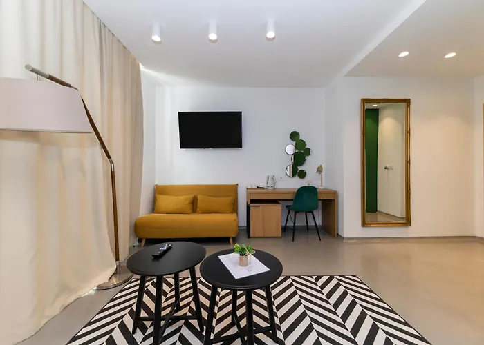 White By Belmont Realty Appartement