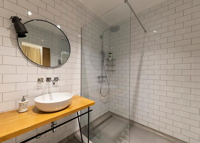 White By Belmont Realty Appartement *